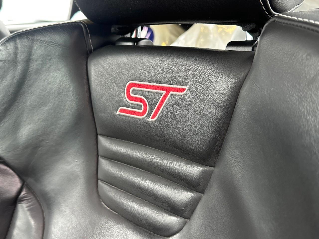 2016 Ford Focus ST Base 4dr Hatchback Photo