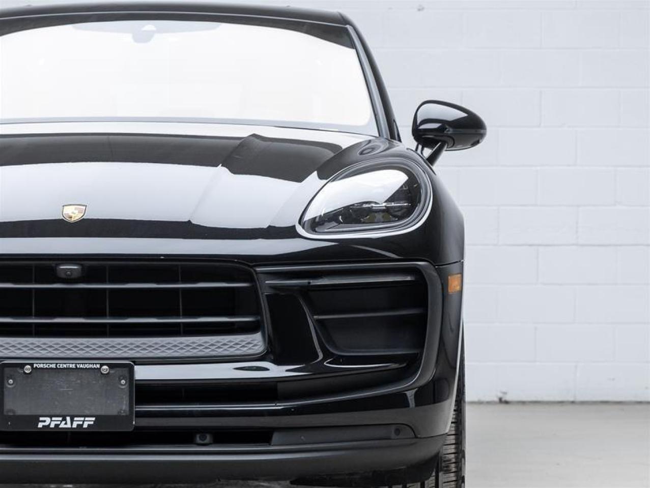 2023 Porsche Macan  Photo3