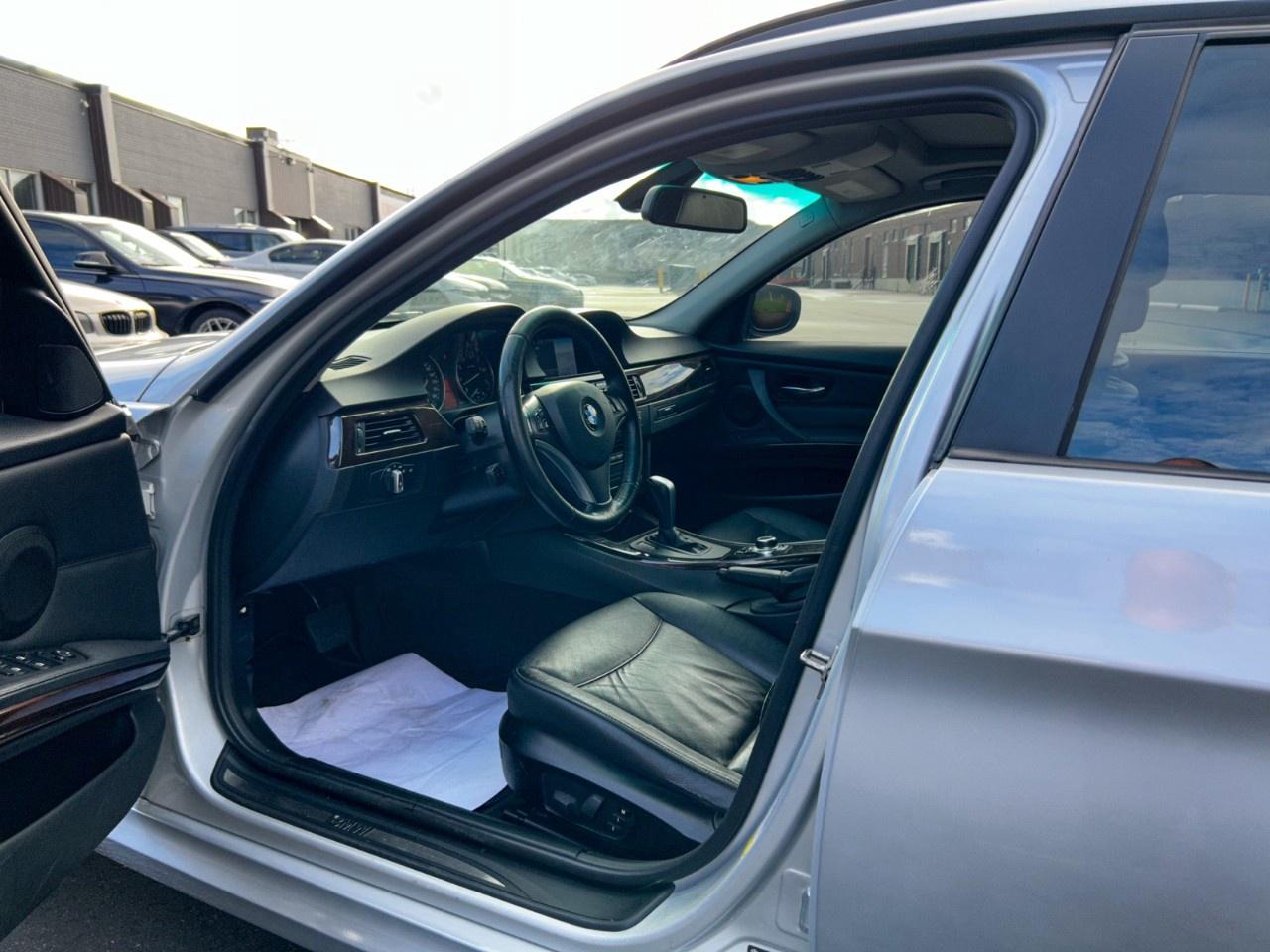 2011 BMW 3 Series Wagon / Executive Package / Navigation / AWD Photo