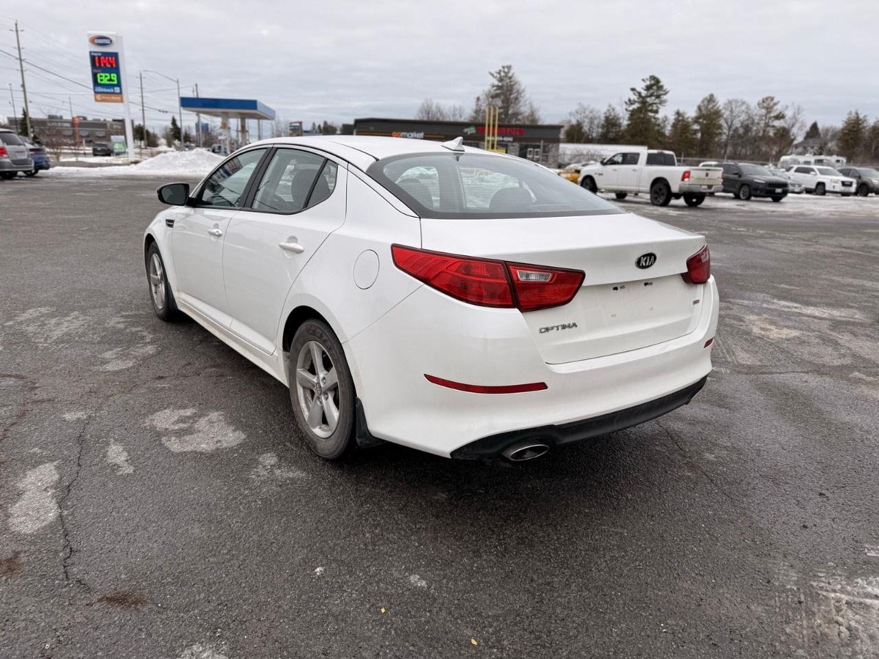 2015 Kia Optima 4dr Sdn Auto LX Photo2