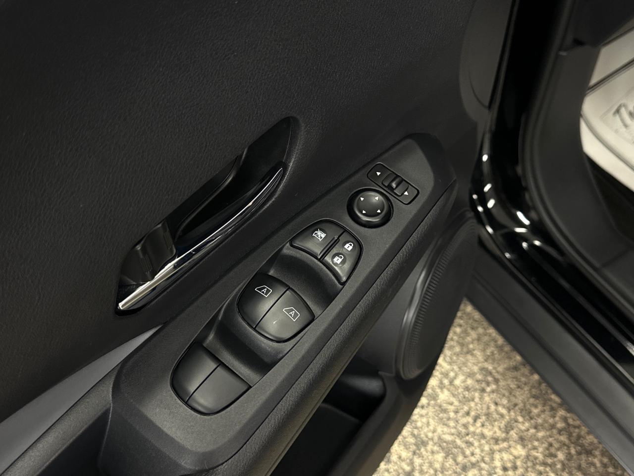 2023 Nissan Kicks SR 4dr Front-Wheel Drive Photo