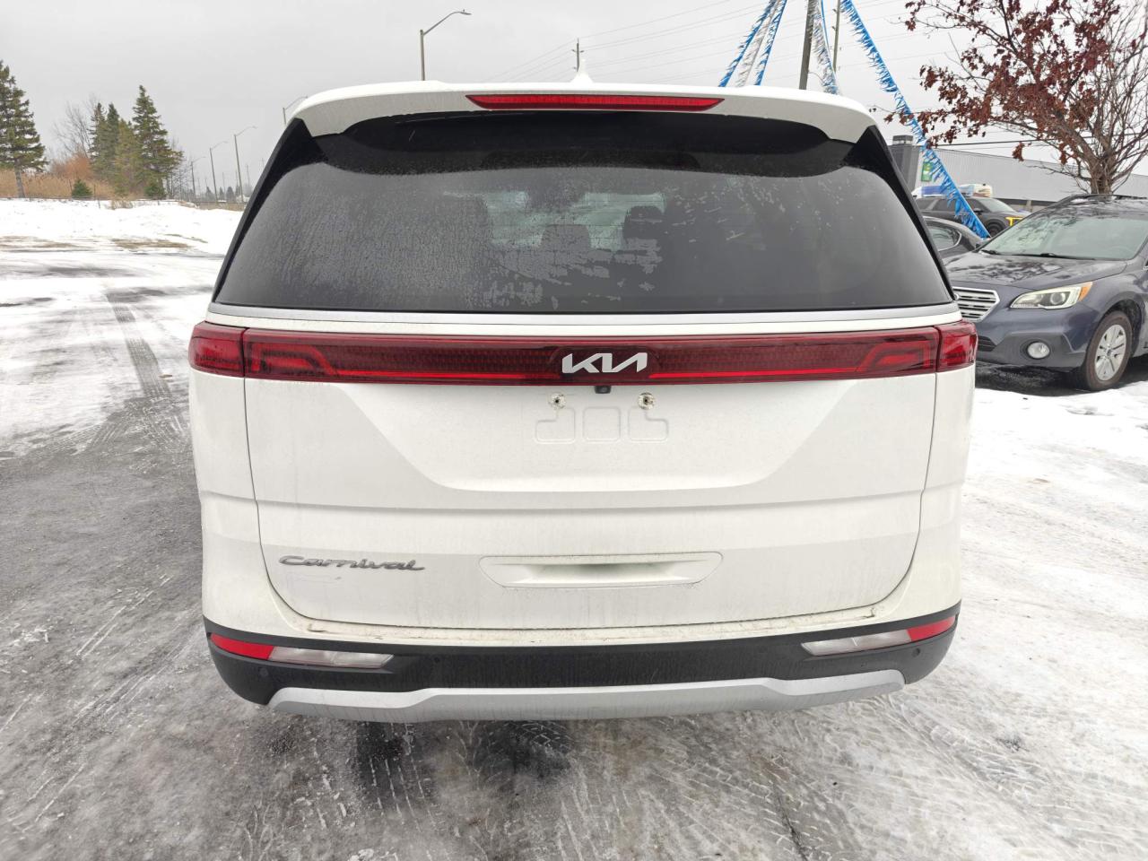 2022 Kia Carnival LX+ Passenger Van Photo3