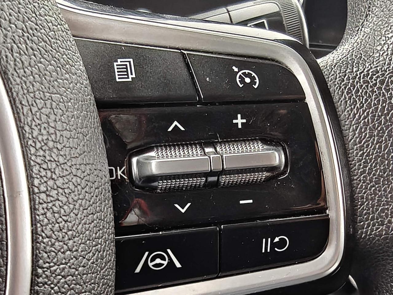 2022 Kia Carnival LX+ Passenger Van Photo