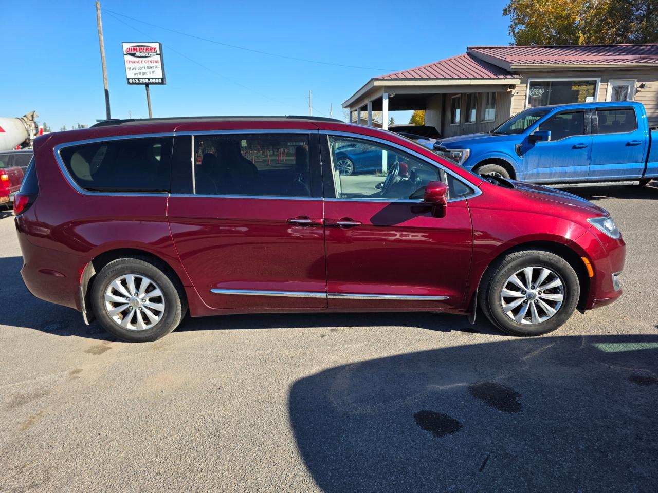 2017 Chrysler Pacifica Touring-L Passenger Van Photo4