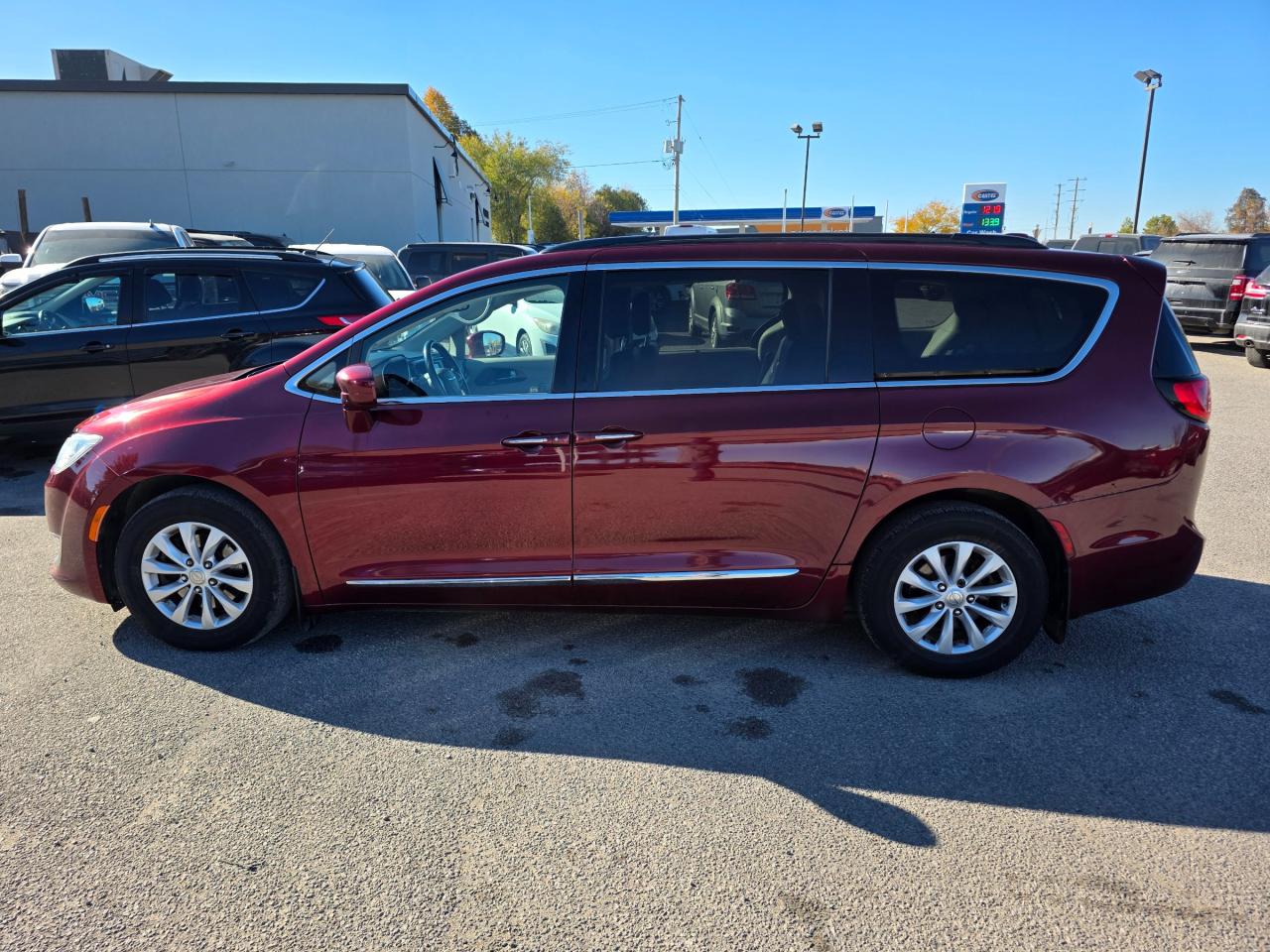 2017 Chrysler Pacifica Touring-L Passenger Van Photo3