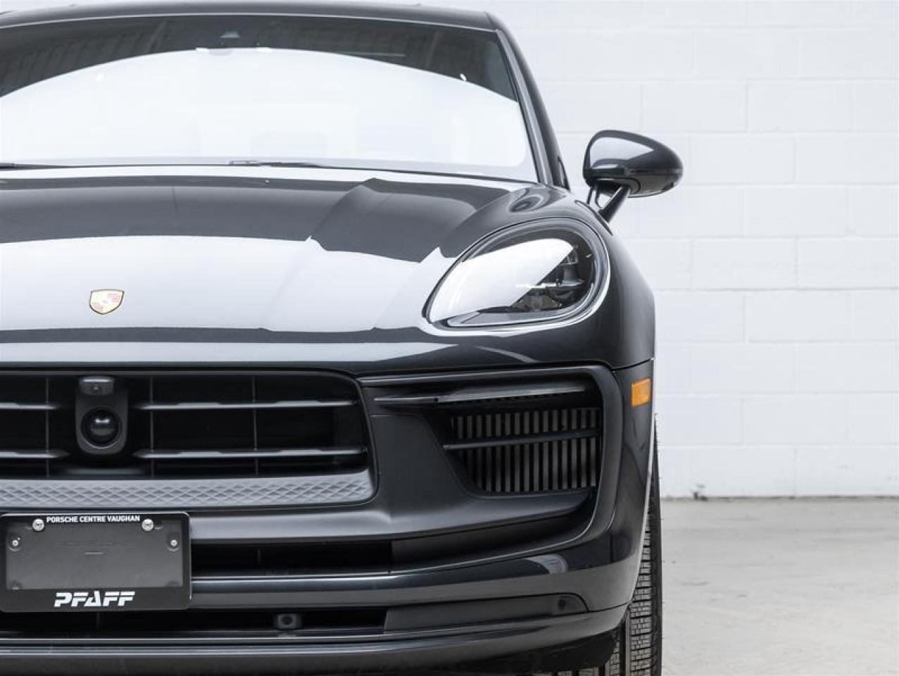 2023 Porsche Macan  Photo3