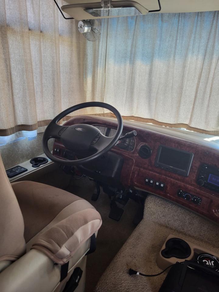 2009 Ford FOUR WINDS HURRICANE RV  Photo