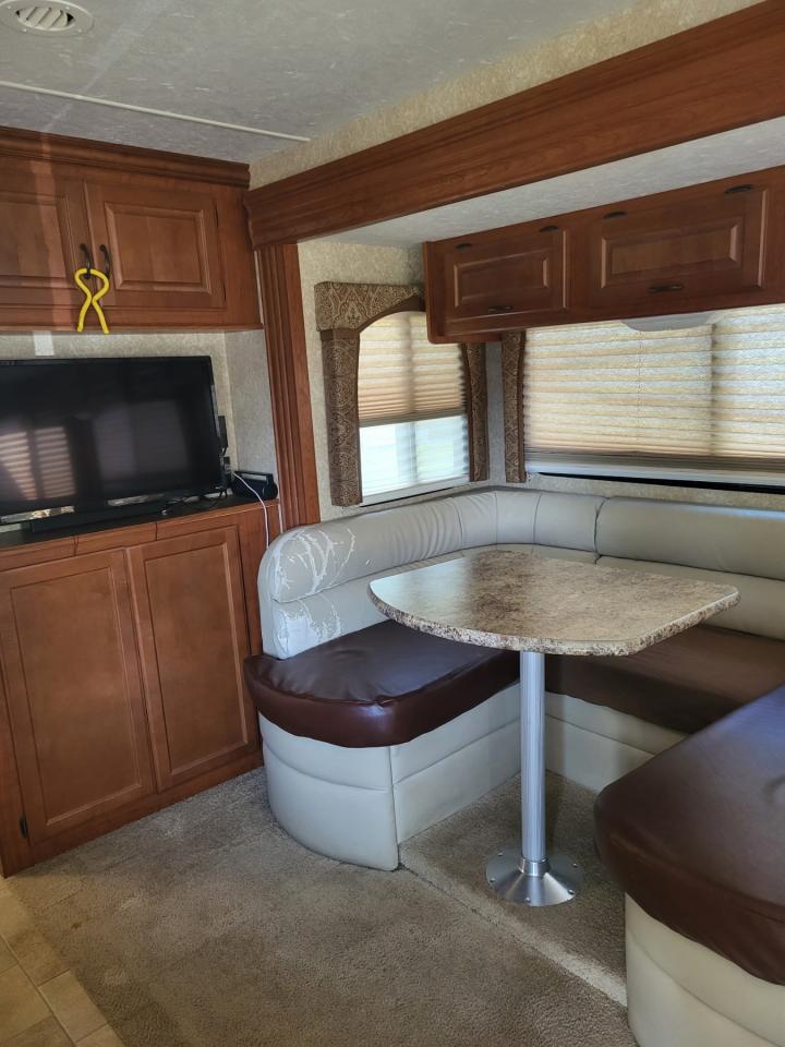 2009 Ford FOUR WINDS HURRICANE RV  Photo