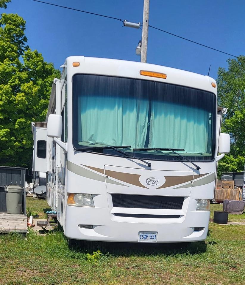 2009 Ford FOUR WINDS HURRICANE RV  Photo