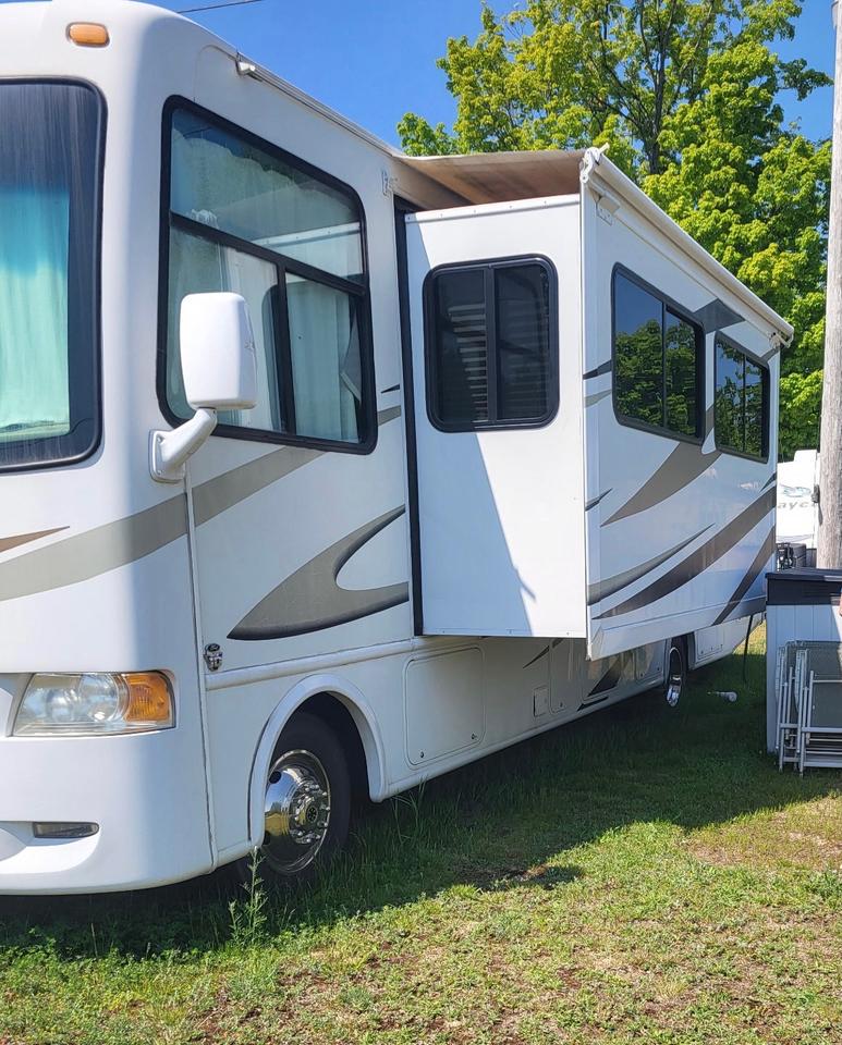 2009 Ford FOUR WINDS HURRICANE RV  Photo1