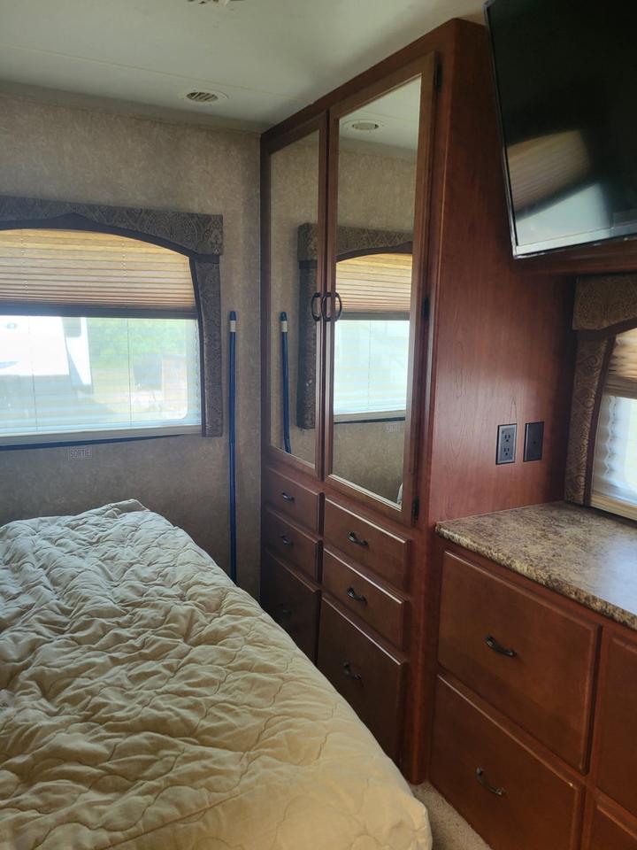 2009 Ford FOUR WINDS HURRICANE RV  Photo
