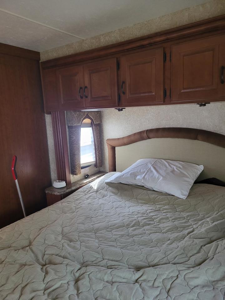 2009 Ford FOUR WINDS HURRICANE RV  Photo