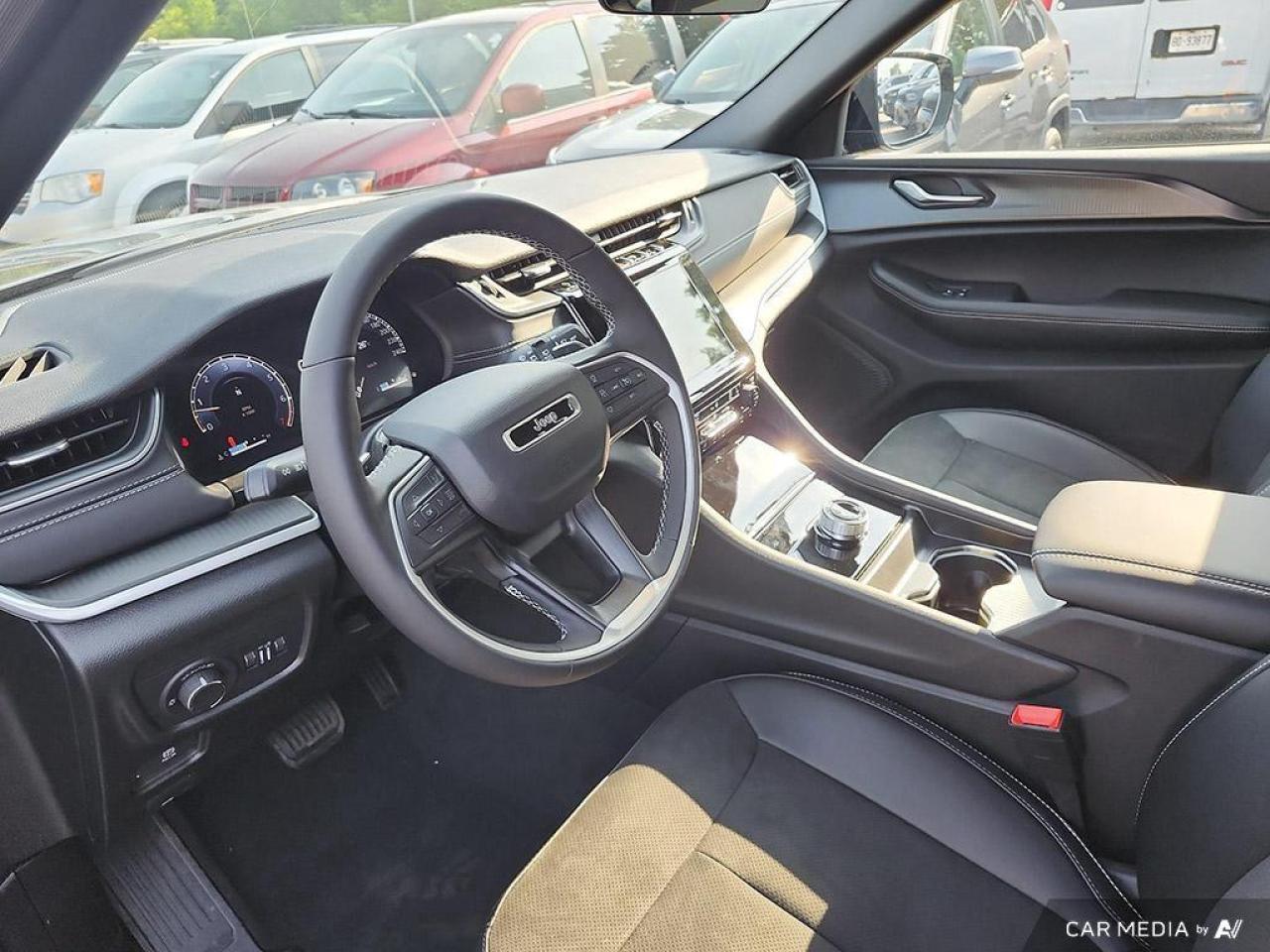 2025 Jeep Grand Cherokee L Laredo 4dr 4x4 Photo