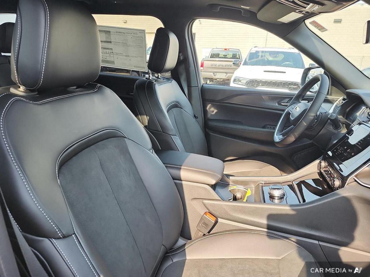 2025 Jeep Grand Cherokee L Laredo 4dr 4x4 Photo