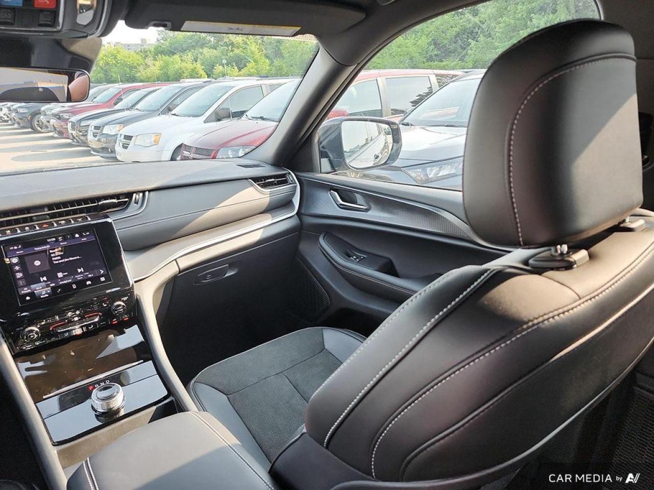 2025 Jeep Grand Cherokee L Laredo 4dr 4x4 Photo