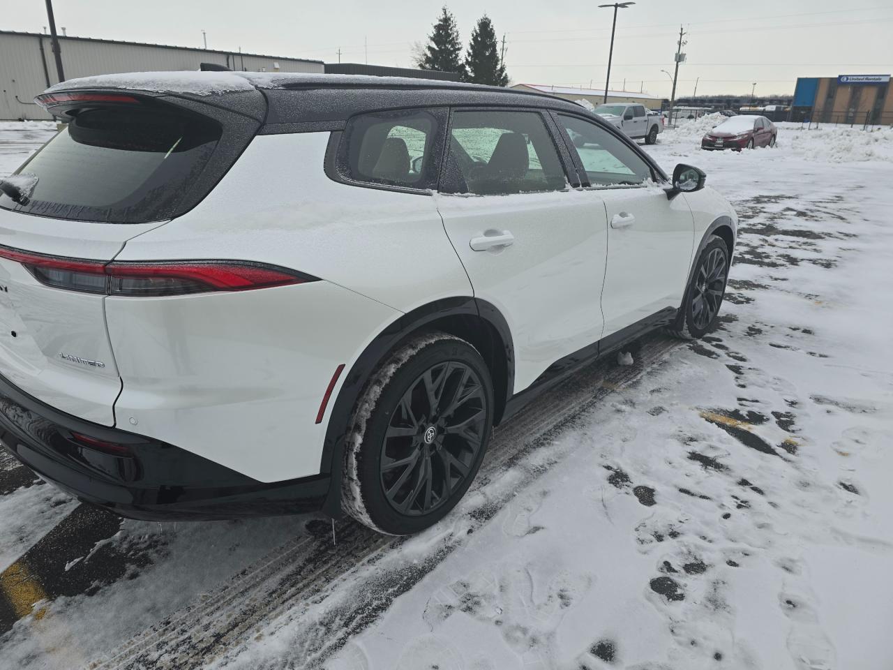 2025 Toyota Crown Signia Limited 4dr All-Wheel Drive Photo2