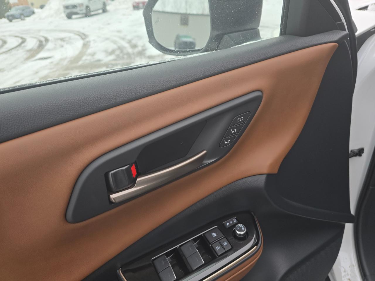 2025 Toyota Crown Signia Limited 4dr All-Wheel Drive Photo