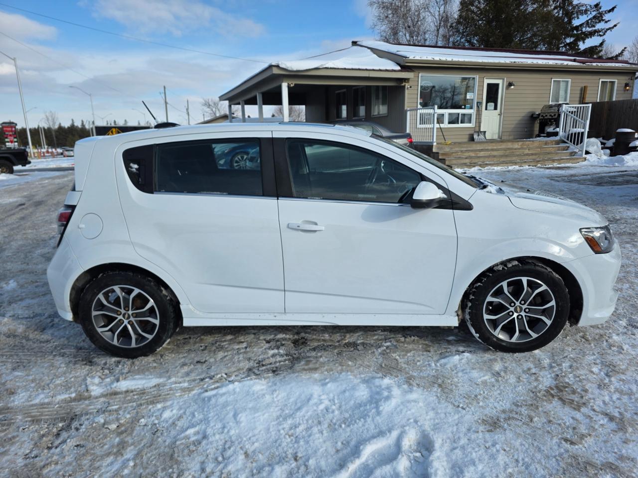 2017 Chevrolet Sonic LT Auto 4dr Hatchback Photo4