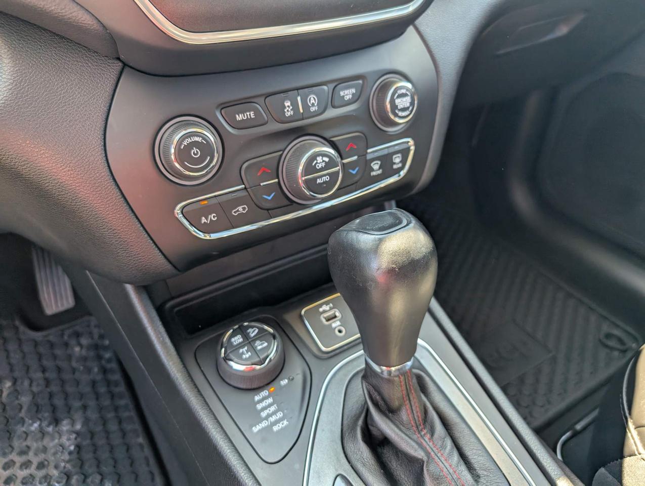 2022 Jeep Cherokee Trailhawk 4dr 4x4 Photo