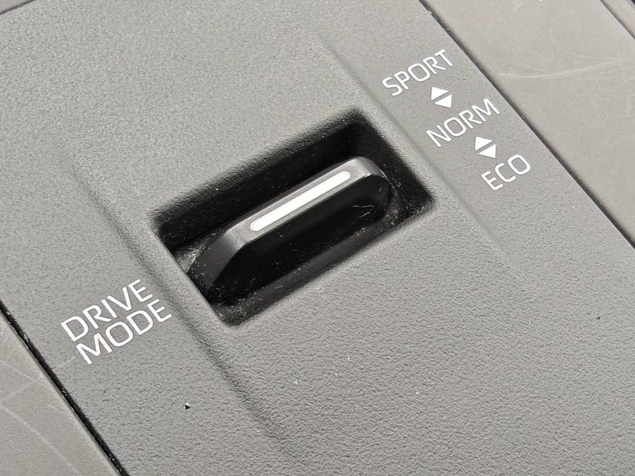 2022 Toyota Highlander Hybrid XLE 4dr All-Wheel Drive Photo