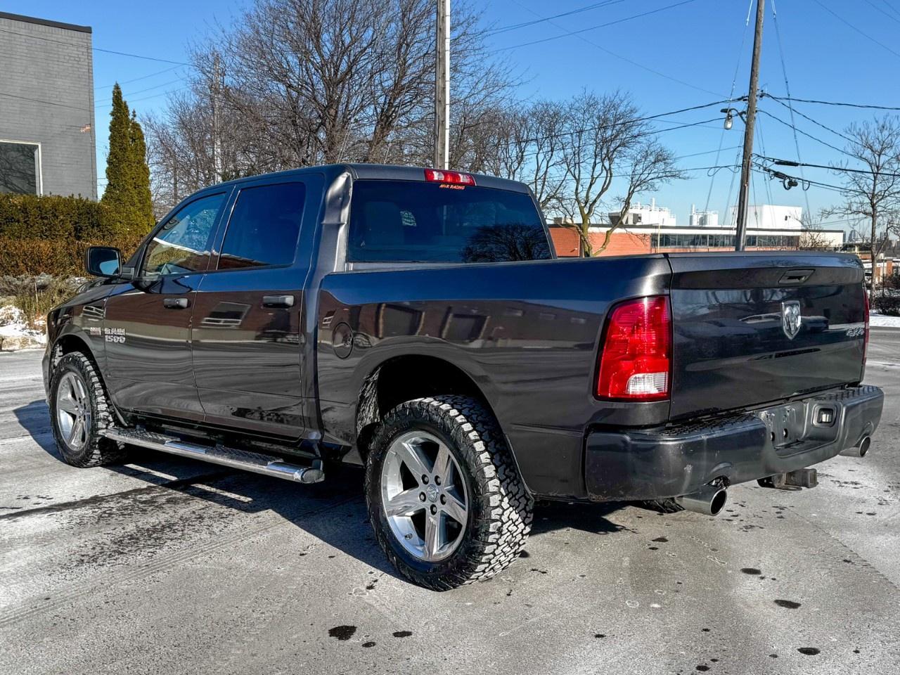 2017 RAM 1500 4WD Crew Cab 5.7 Ft Box Express Photo4