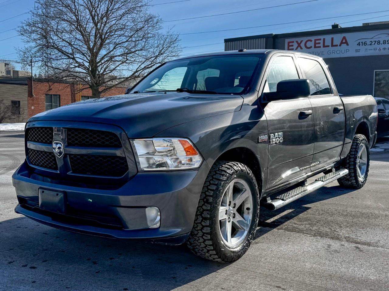 2017 RAM 1500 4WD Crew Cab 5.7 Ft Box Express Photo2