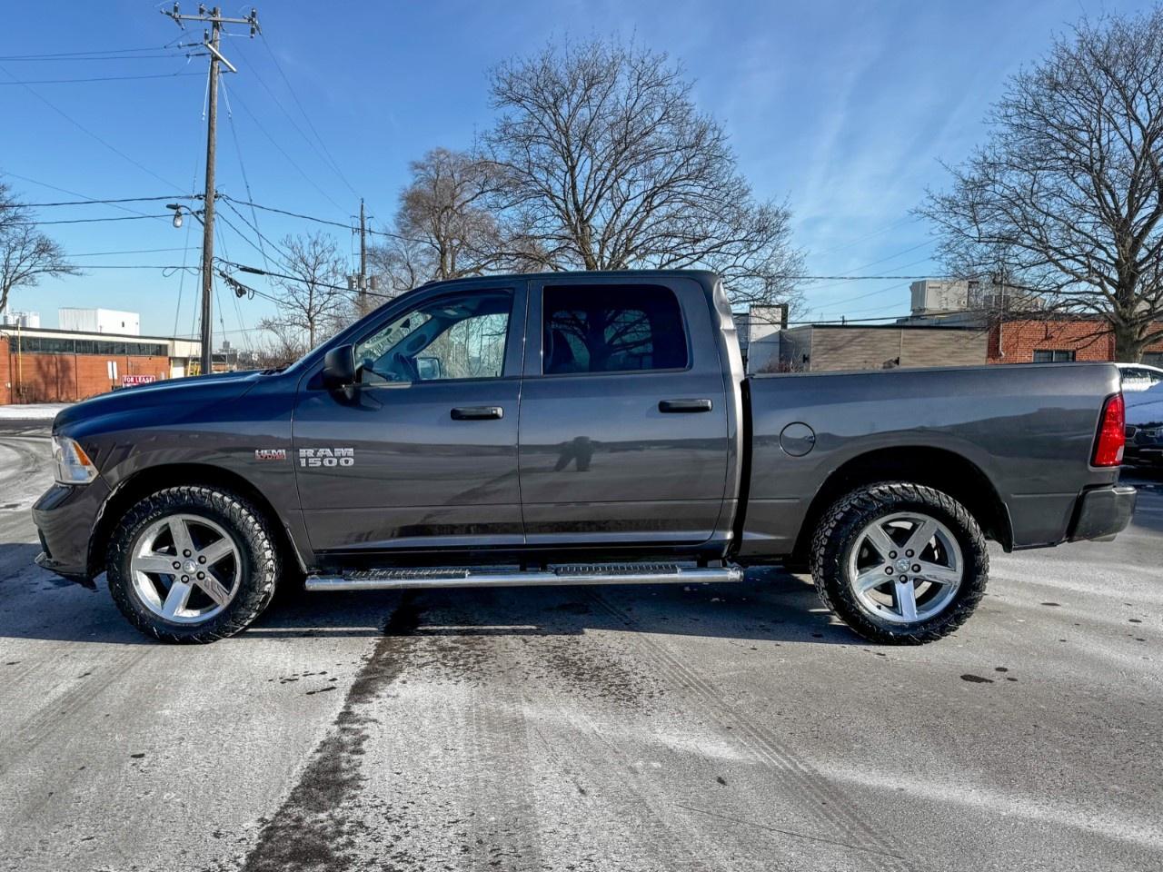 2017 RAM 1500 4WD Crew Cab 5.7 Ft Box Express Photo3