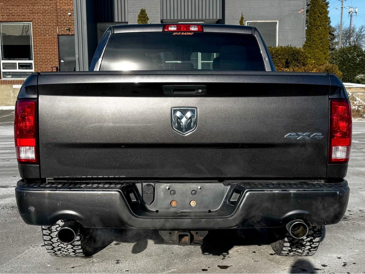 2017 RAM 1500 4WD Crew Cab 5.7 Ft Box Express Photo