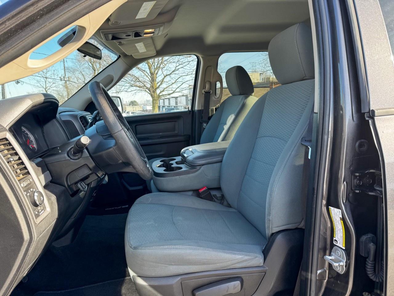 2017 RAM 1500 4WD Crew Cab 5.7 Ft Box Express Photo