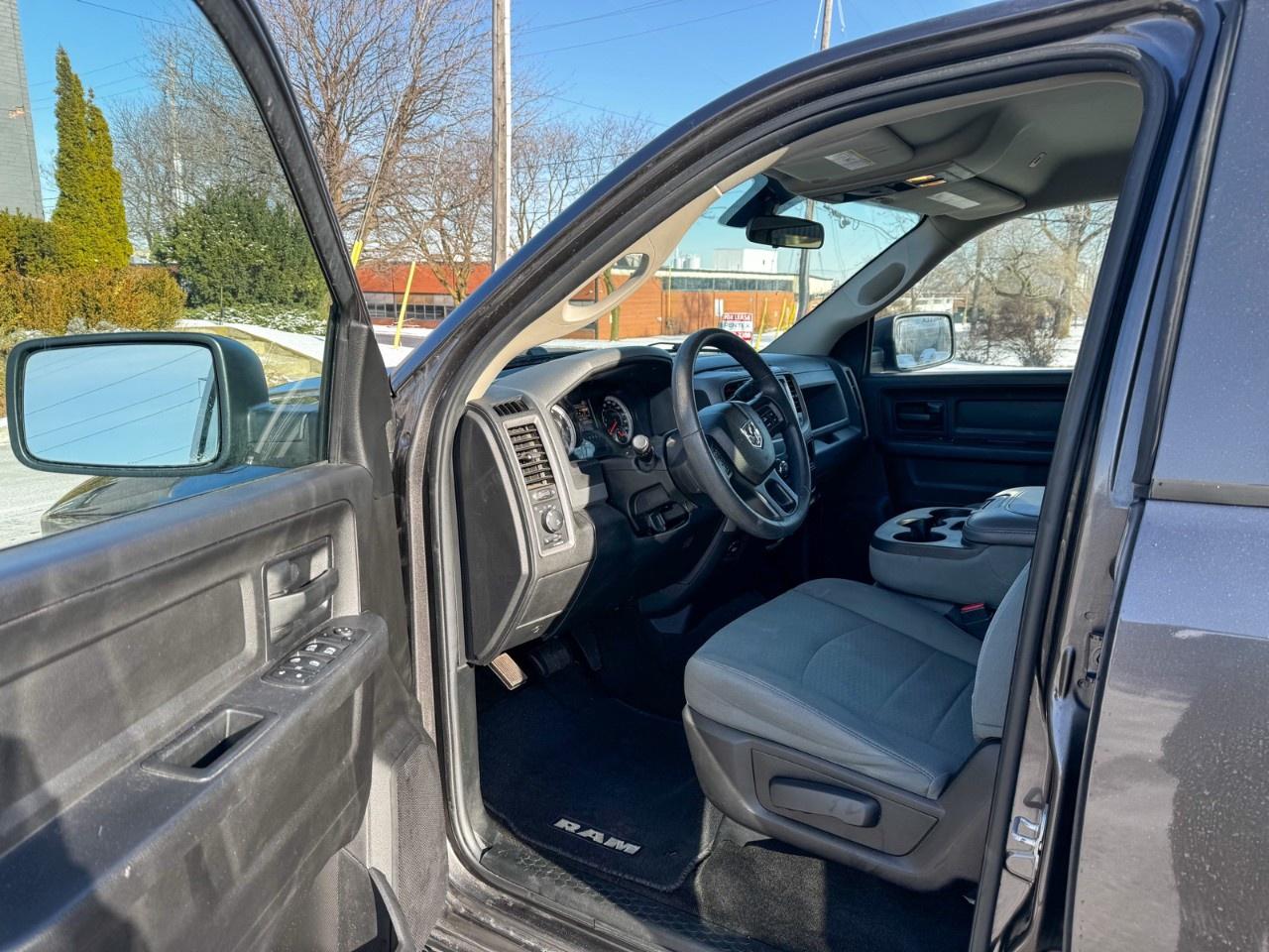 2017 RAM 1500 4WD Crew Cab 5.7 Ft Box Express Photo