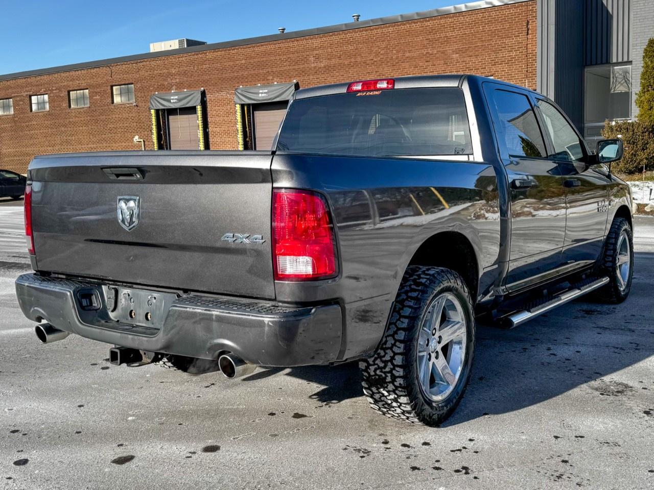 2017 RAM 1500 4WD Crew Cab 5.7 Ft Box Express Photo