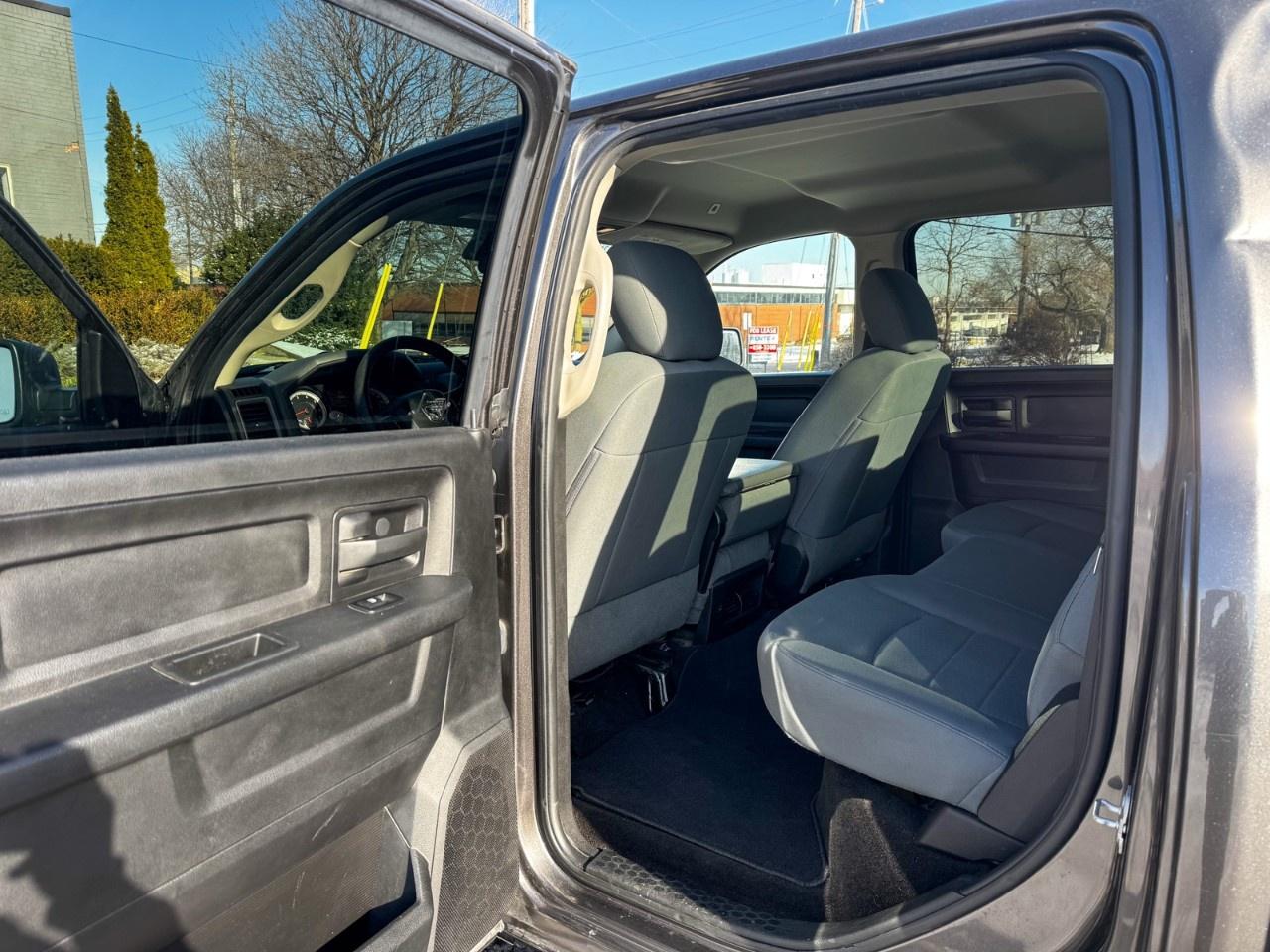 2017 RAM 1500 4WD Crew Cab 5.7 Ft Box Express Photo