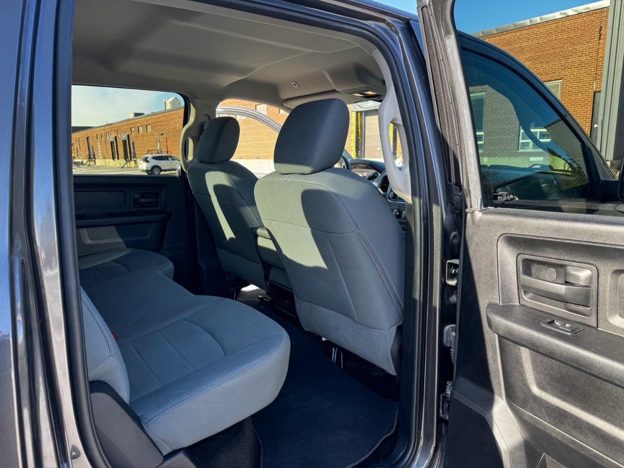 2017 RAM 1500 4WD Crew Cab 5.7 Ft Box Express Photo