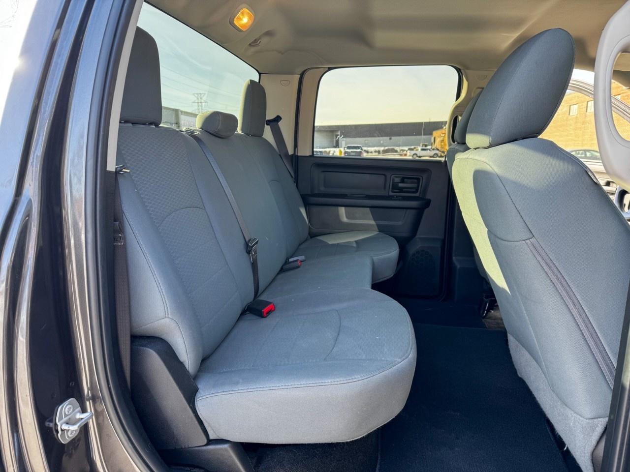 2017 RAM 1500 4WD Crew Cab 5.7 Ft Box Express Photo