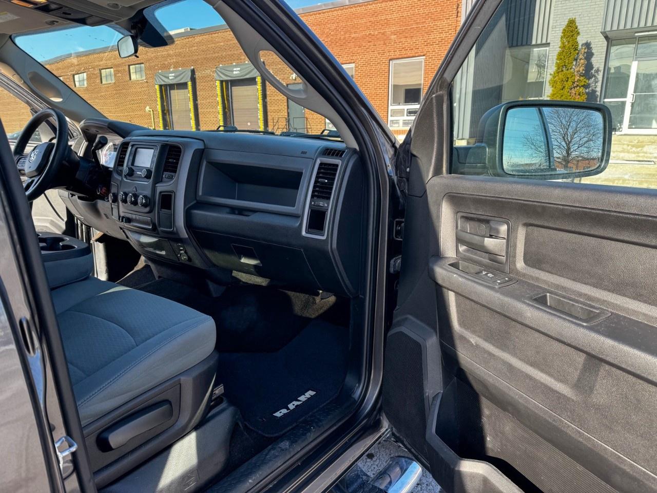 2017 RAM 1500 4WD Crew Cab 5.7 Ft Box Express Photo