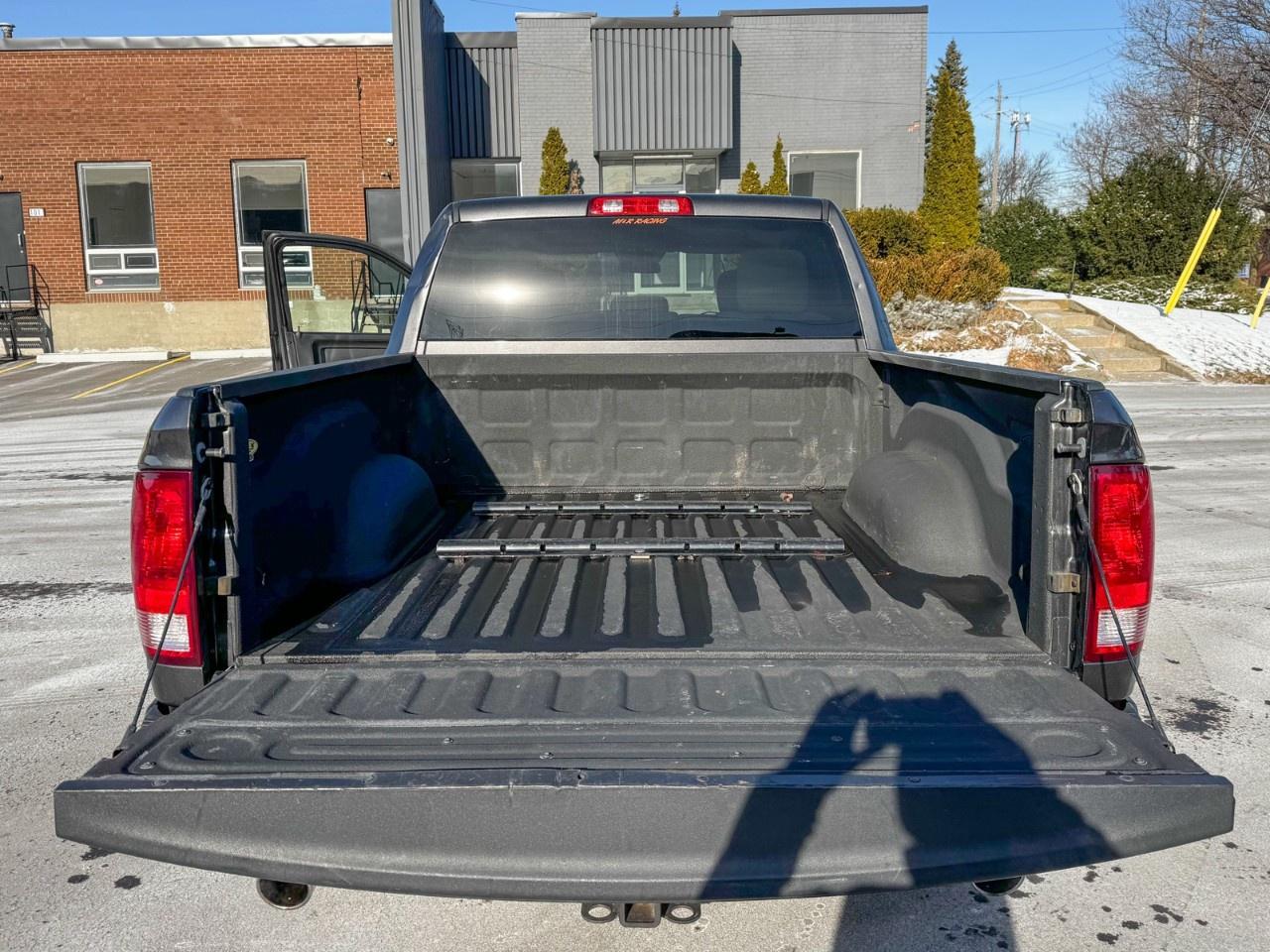 2017 RAM 1500 4WD Crew Cab 5.7 Ft Box Express Photo