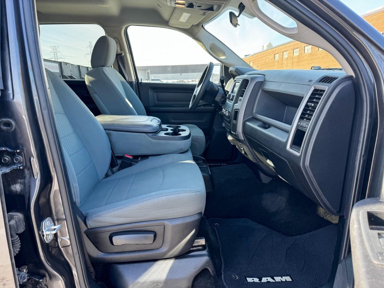 2017 RAM 1500 4WD Crew Cab 5.7 Ft Box Express Photo