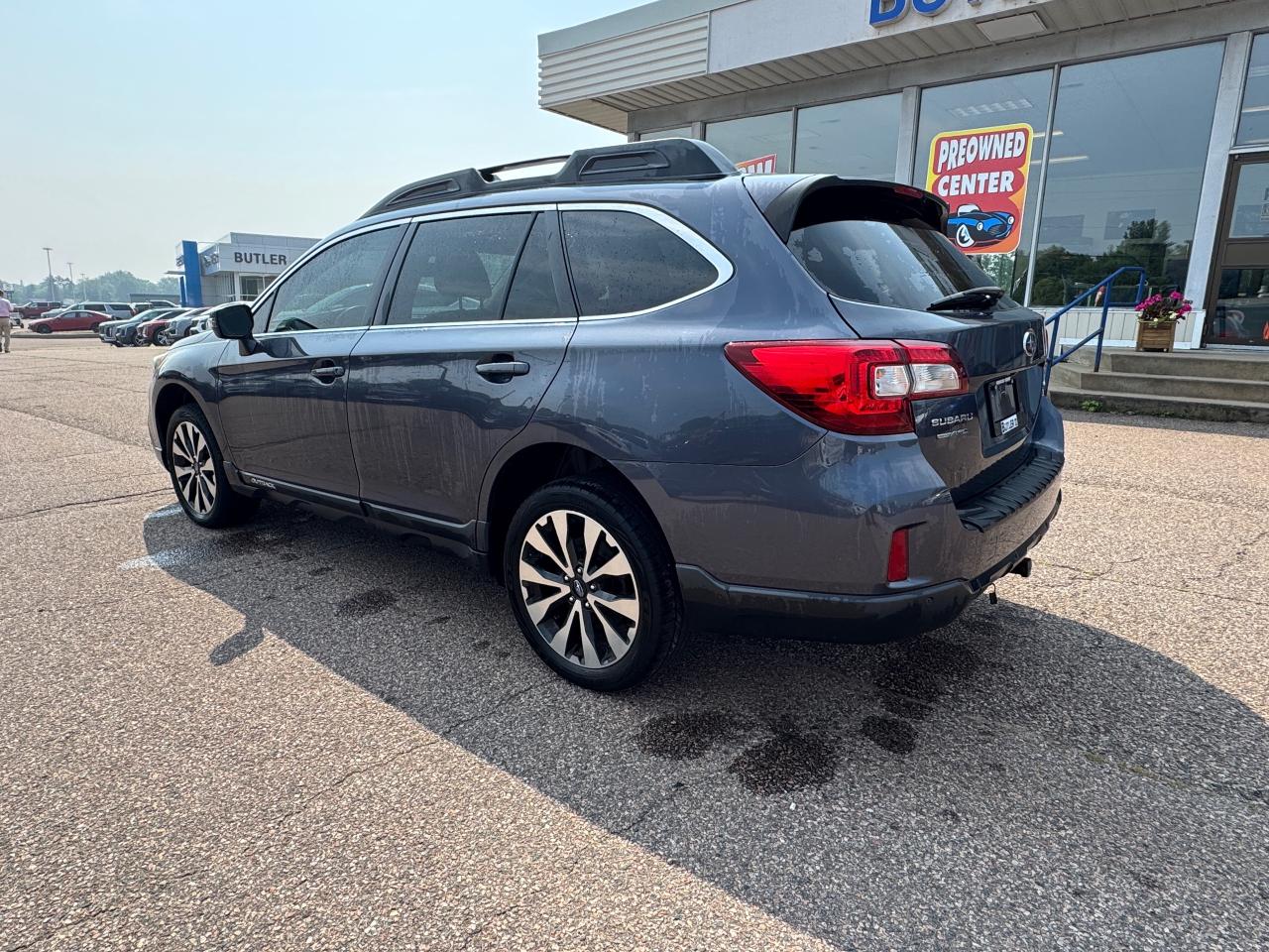 2017 Subaru Outback 3.6R Limited w/Technology Package (CVT) 4dr All-Wheel Drive Photo3
