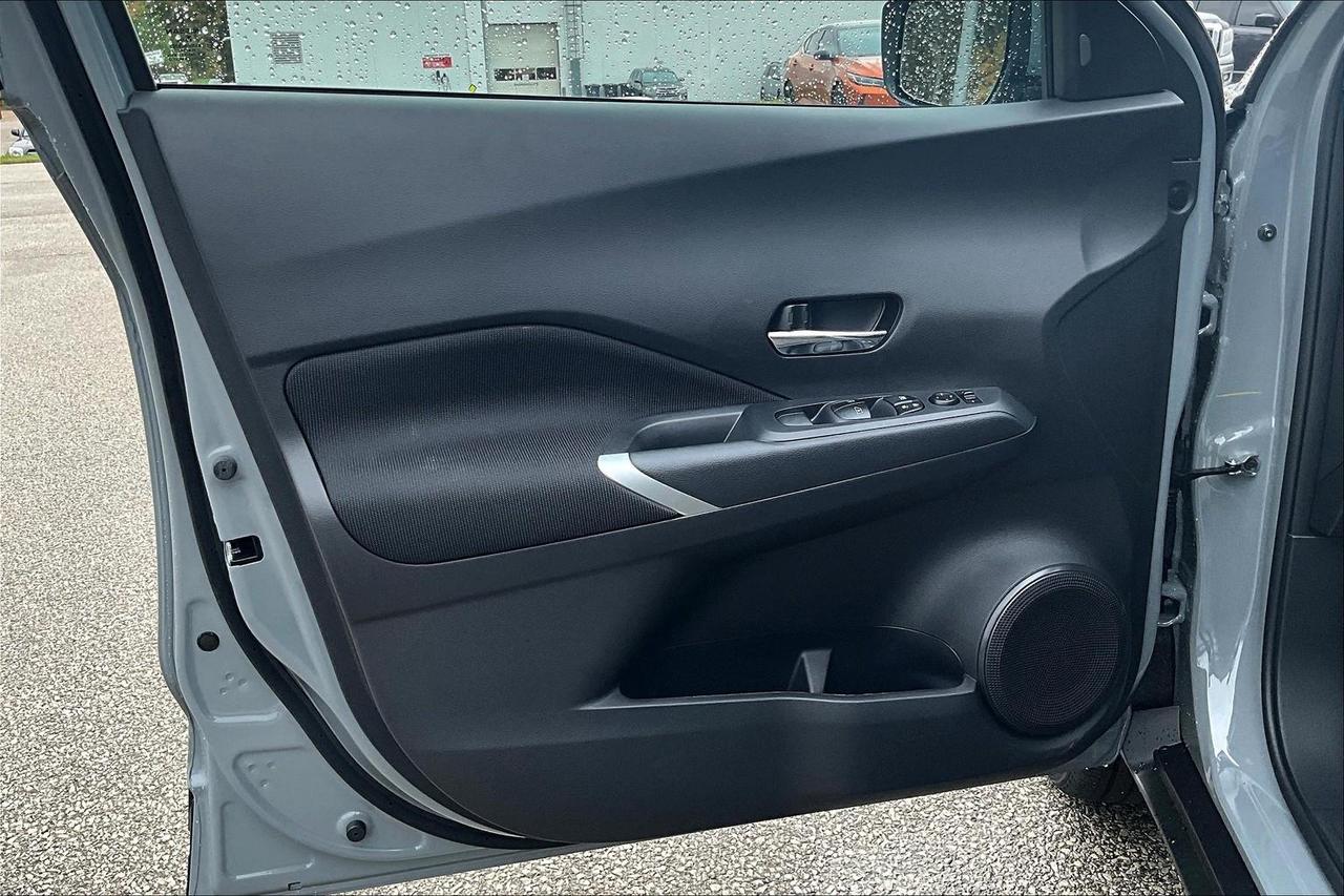 2025 Nissan Kicks Play SV 4dr Front-Wheel Drive Photo5