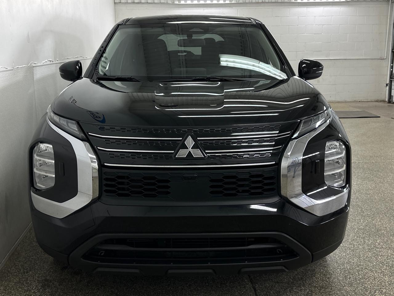 2023 Mitsubishi Outlander ES 4dr S-AWC Photo2