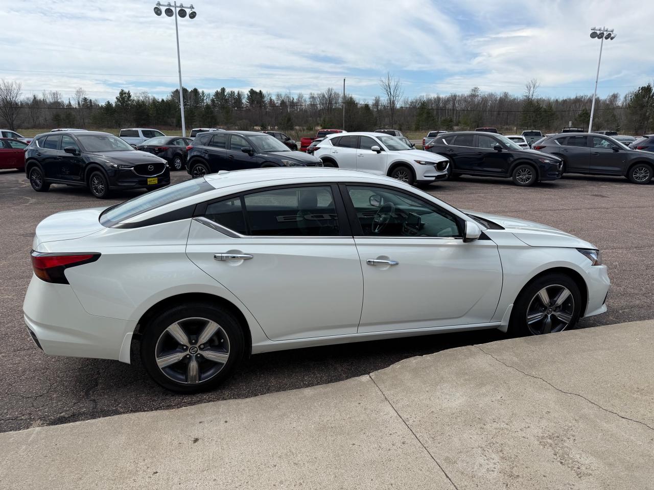 2021 Nissan Altima 2.5 SE All-Wheel Drive Sedan Photo