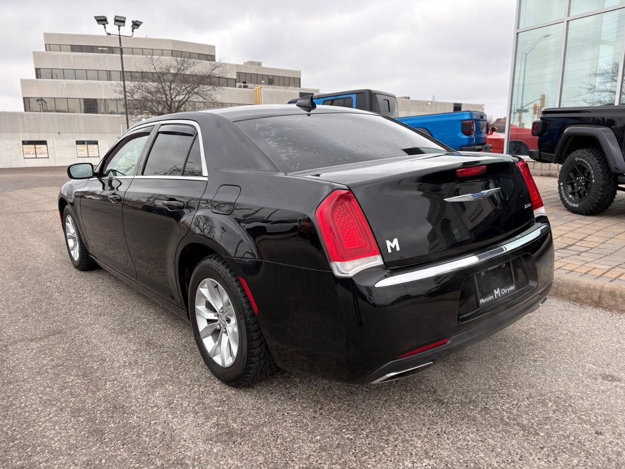 2018 Chrysler 300 Touring 4dr Rear-wheel Drive Sedan Photo