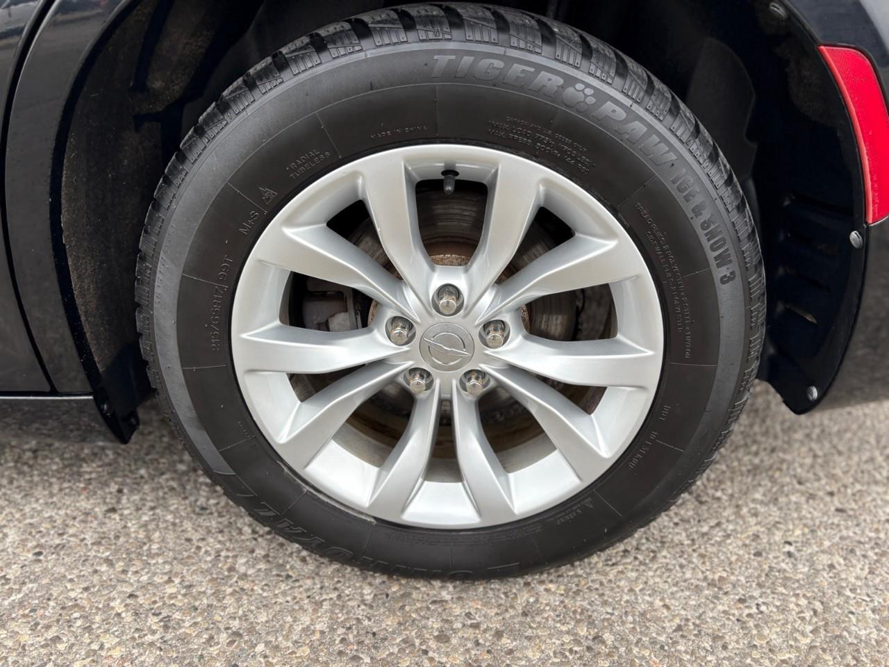 2018 Chrysler 300 Touring 4dr Rear-wheel Drive Sedan Photo