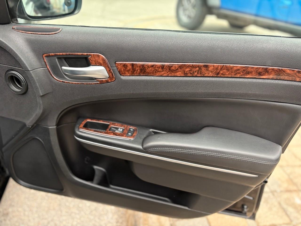 2018 Chrysler 300 Touring 4dr Rear-wheel Drive Sedan Photo