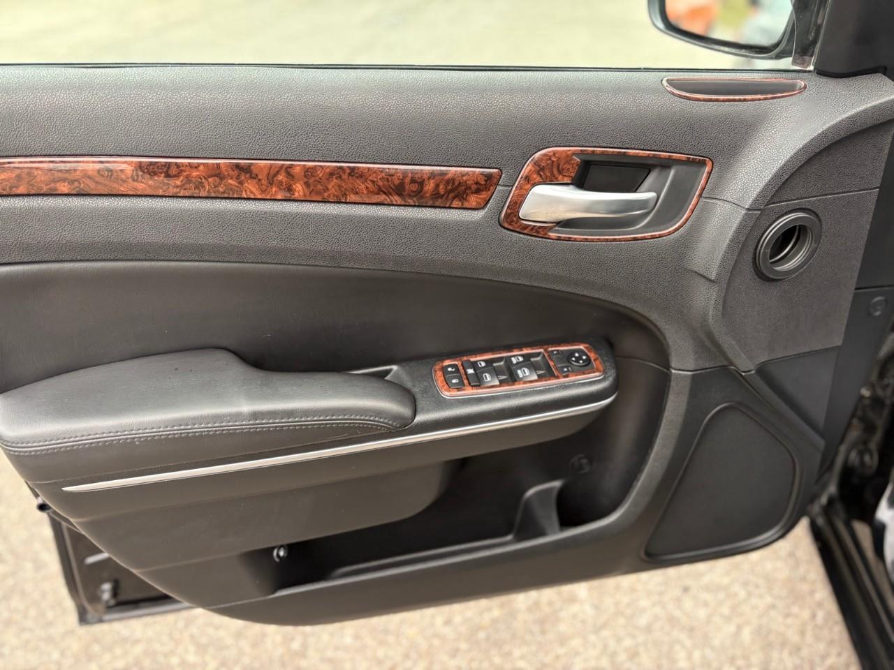 2018 Chrysler 300 Touring 4dr Rear-wheel Drive Sedan Photo