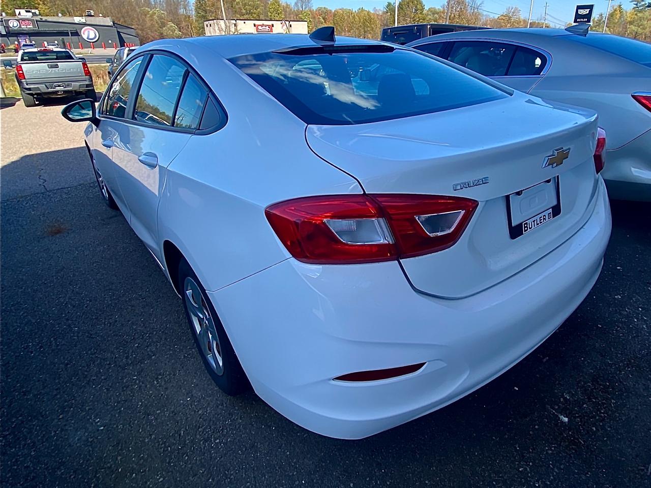 2017 Chevrolet Cruze LS Auto 4dr Sedan Photo4