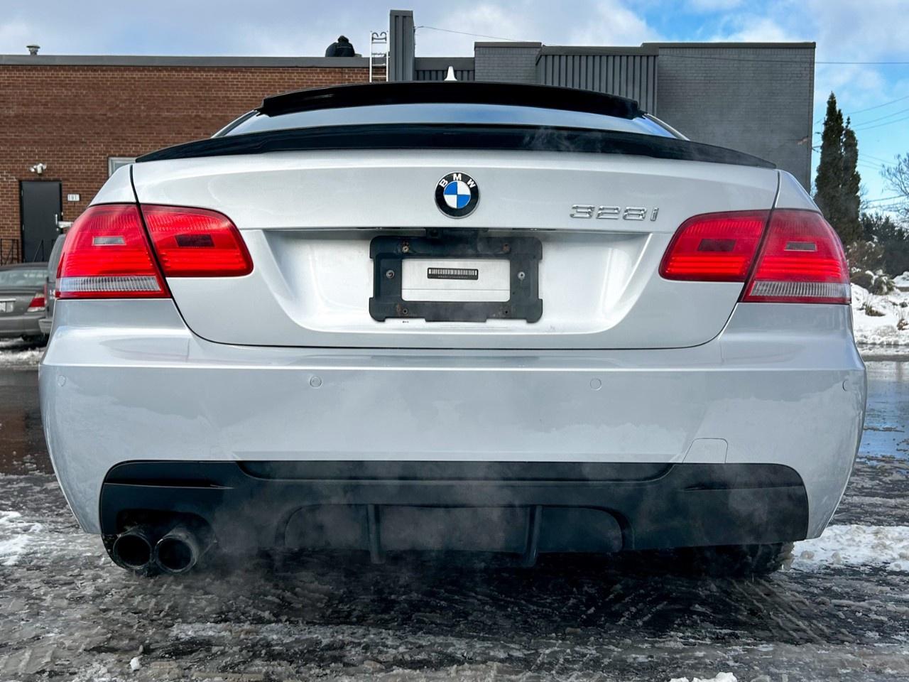 2010 BMW 3 Series Apple car play / Low Kilometers / Upgraded screen / Spoiler Photo