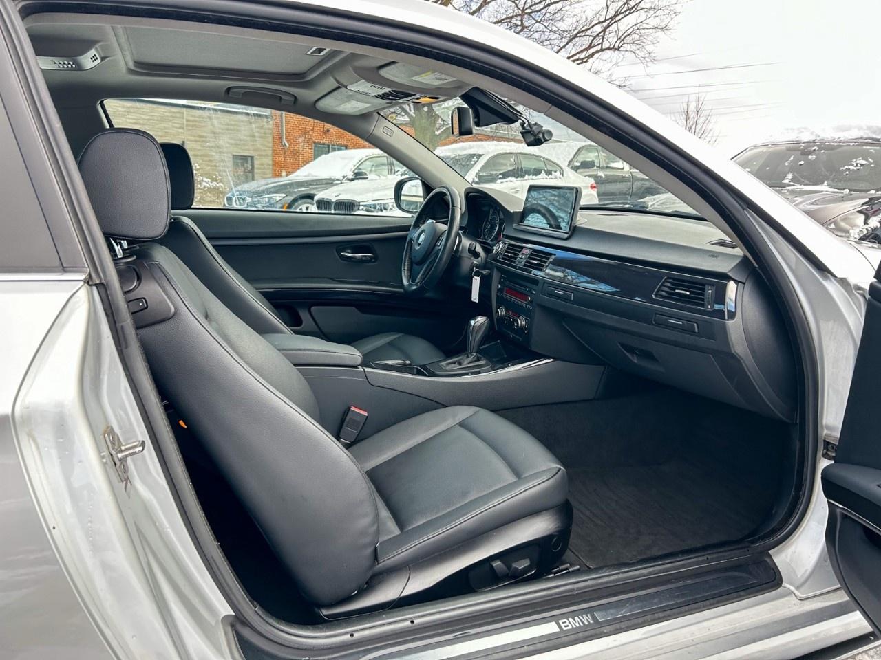 2010 BMW 3 Series Apple car play / Low Kilometers / Upgraded screen / Spoiler Photo