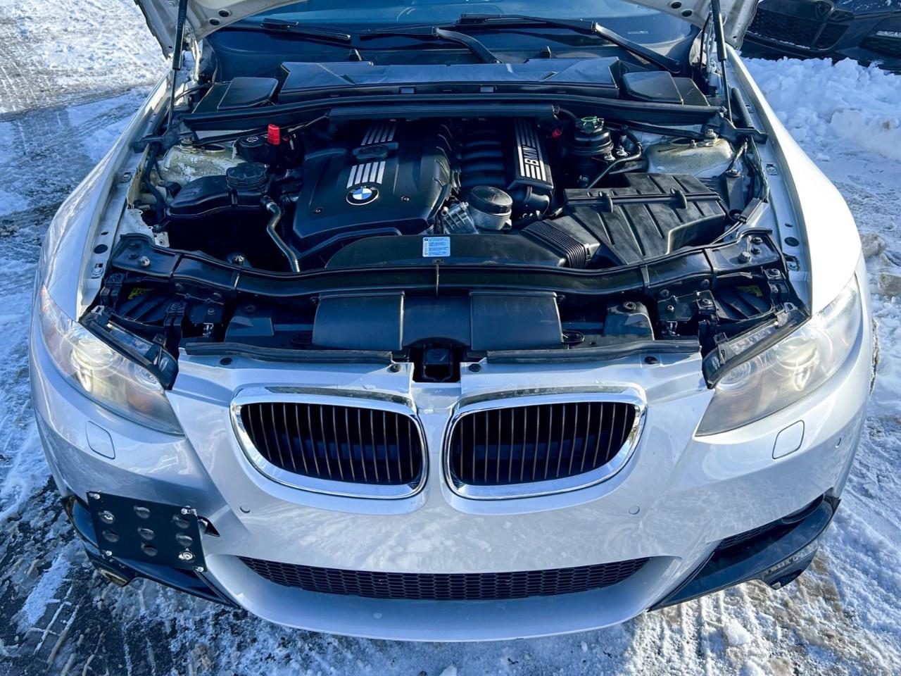 2010 BMW 3 Series Apple car play / Low Kilometers / Upgraded screen / Spoiler Photo