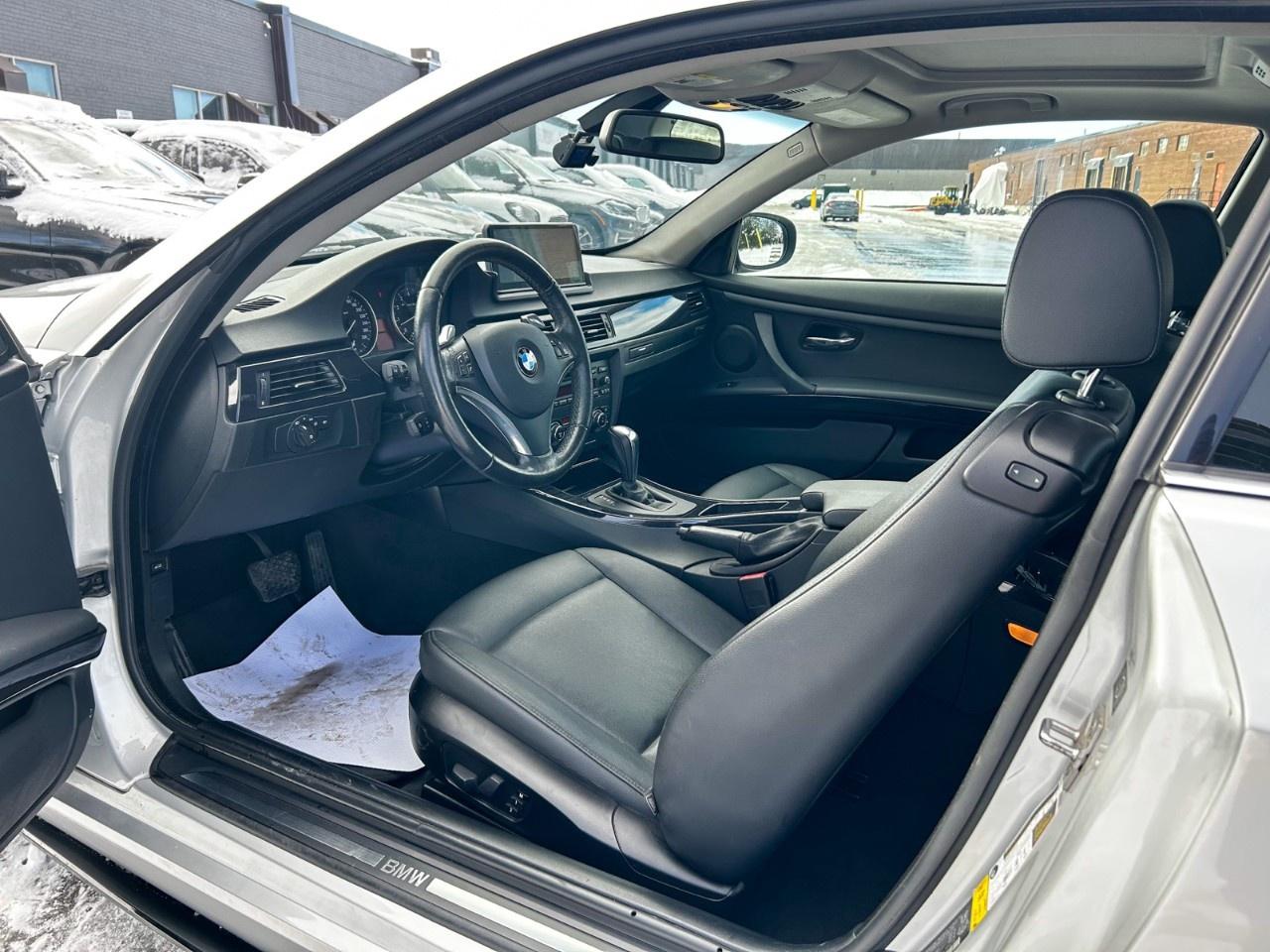 2010 BMW 3 Series Apple car play / Low Kilometers / Upgraded screen / Spoiler Photo